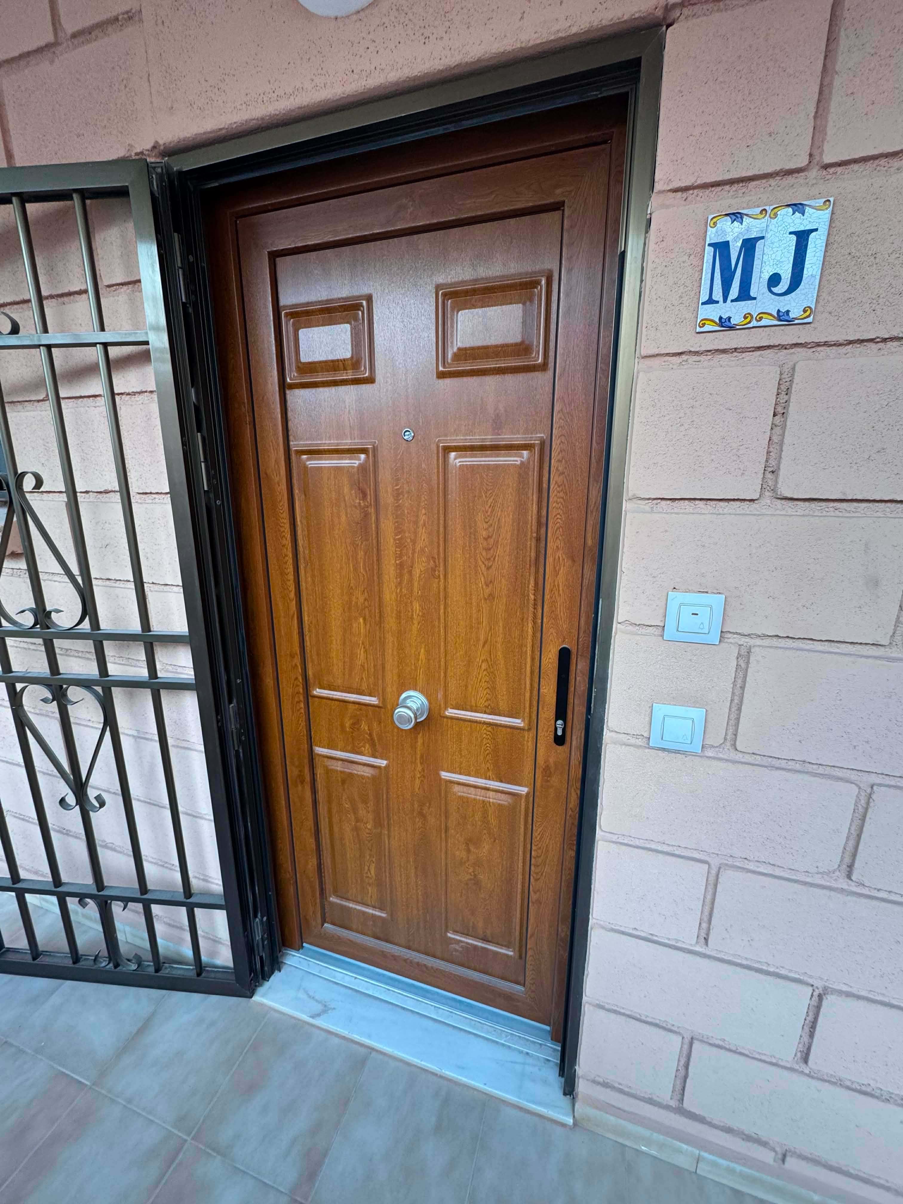 Vstupní dveře apartmánu označené MJ